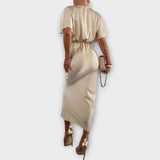 Sable - Robe Maxi Slim Fit en Satin à Encolure en V et Nœud Croisé