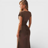 Elara - Élégante robe maxi de soirée marron avec décolleté drapé