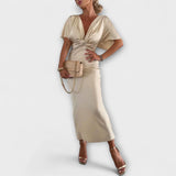 Sable - Robe Maxi Slim Fit en Satin à Encolure en V et Nœud Croisé