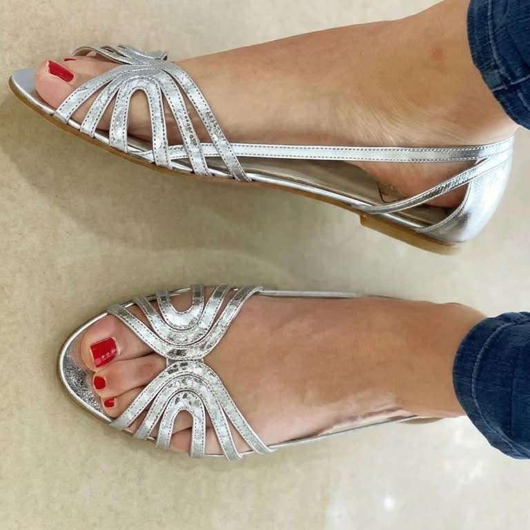 Eleonora | Goldene Sandalen Licht des Sommers