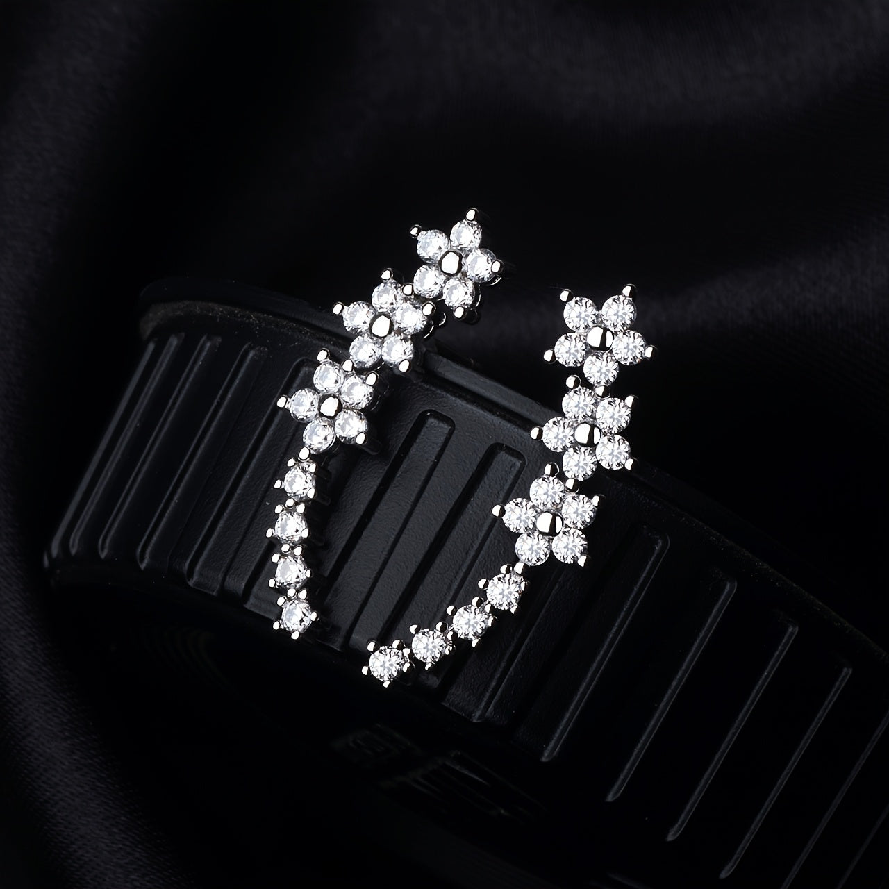 Boucles d'oreilles florales en strass luxueuses