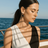 Boucles d'oreilles avec des pierres précieuses noires carrées