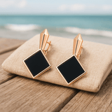 Boucles d'oreilles avec des pierres précieuses noires carrées