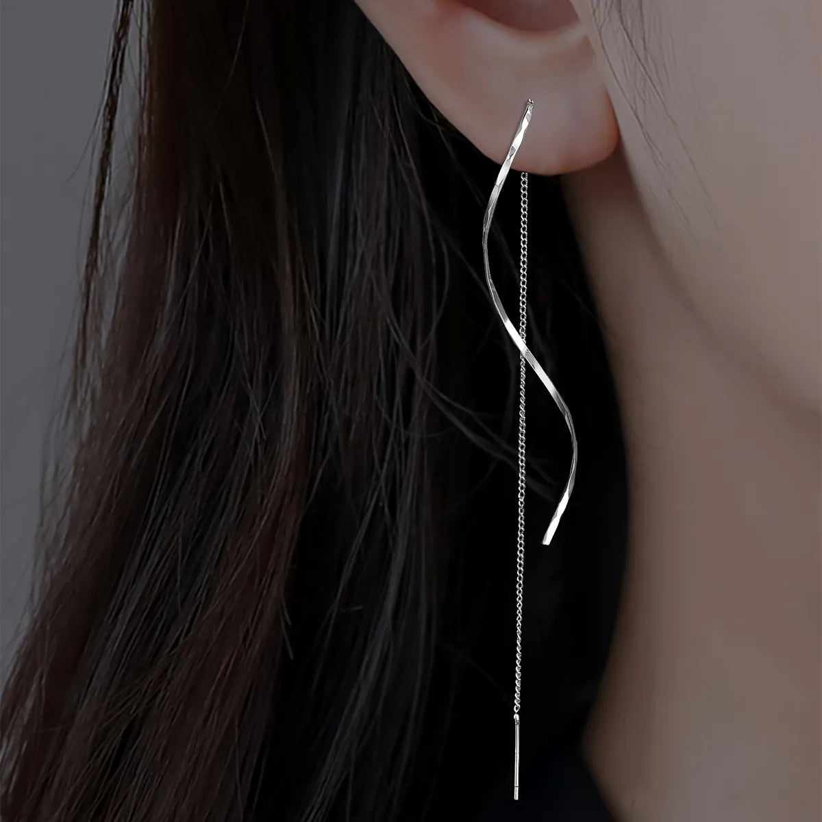 Boucles d'oreilles longues avec design ondulé