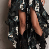 Schwarzes Bohemian Blumenmuster Unregelmäßiges Trägerloses Maxi-Kleid