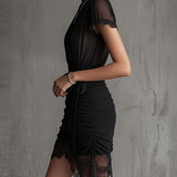 Schwarzes Chiffon Faltendes Taillen Mini-Kleid mit Spitzenbesatz