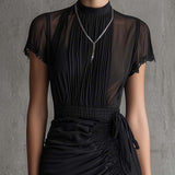 Schwarzes Chiffon Faltendes Taillen Mini-Kleid mit Spitzenbesatz