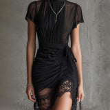 Schwarzes Chiffon Faltendes Taillen Mini-Kleid mit Spitzenbesatz