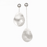 Boucles d'oreilles dorées en forme de goutte avec des cristaux